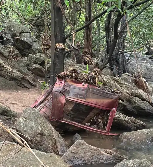 झीरम घाटी में हमले के दौरान IED ब्लास्ट से एक गाड़ी का हिस्सा उड़कर नदी में जा गिरा था। ये 12 साल बाद भी वहीं फंसा हुआ है।