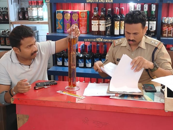 शराब के सैंपल लेते आबकारी विभाग के अधिकारी। - Dainik Bhaskar