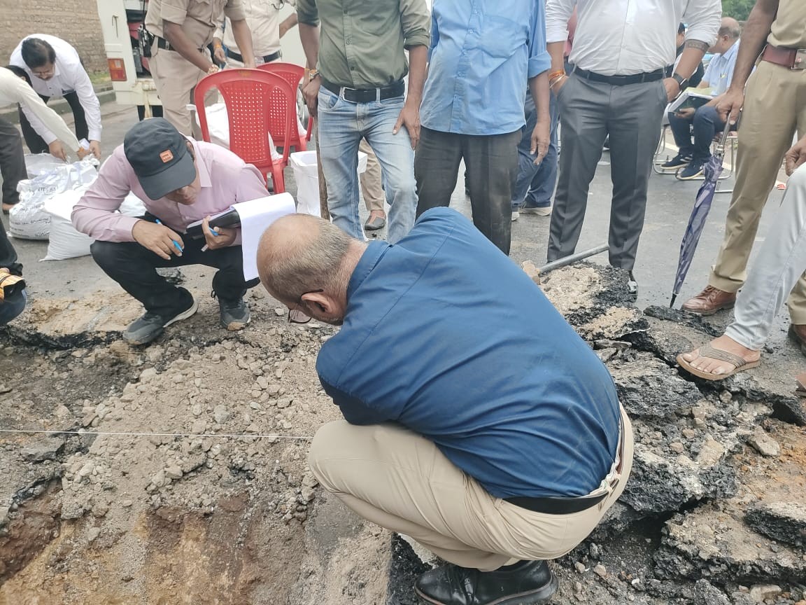 सड़क की चौड़ाई और मोटाई मापते PWD अधिकारी। - Dainik Bhaskar