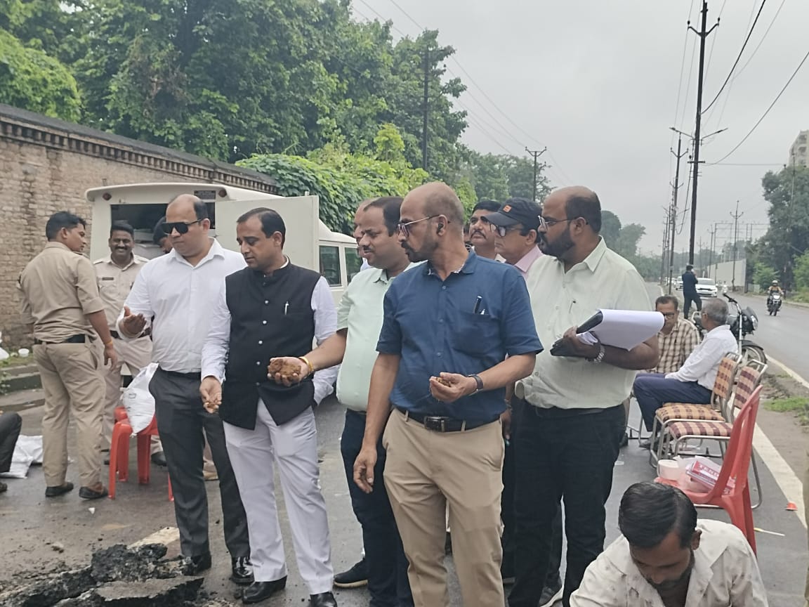 मौके पर सड़क की मिट्टी की गुणवत्ता की जांच करते हुए टीम।