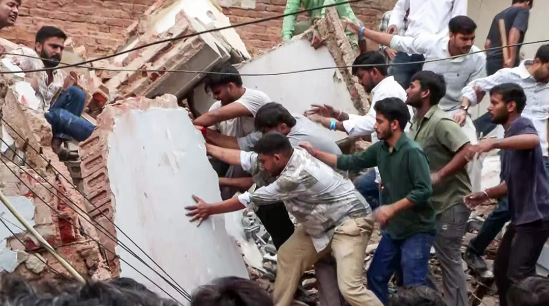 When the building collapsed, local residents also joined in to pull people out from the debris.