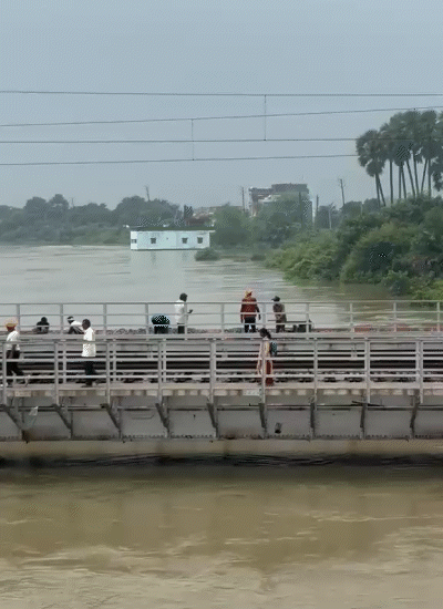 पुनपुन नदी का जलस्तर रेलवे ब्रिज को छूने वाला है।