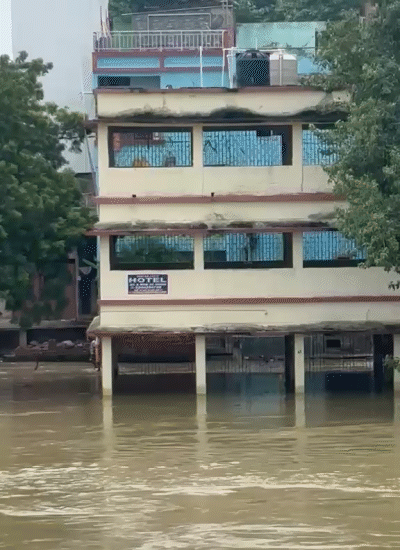 पटना सिटी में गंगा किनारे बसे मोहल्लों में पानी भर गया है।