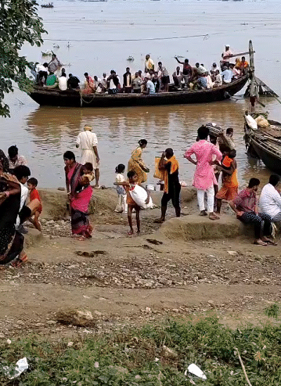 बाढ़ की स्थिति के चलते लोग नाव के सहारे सुरक्षित स्थानों पर पहुंच रहे हैं।