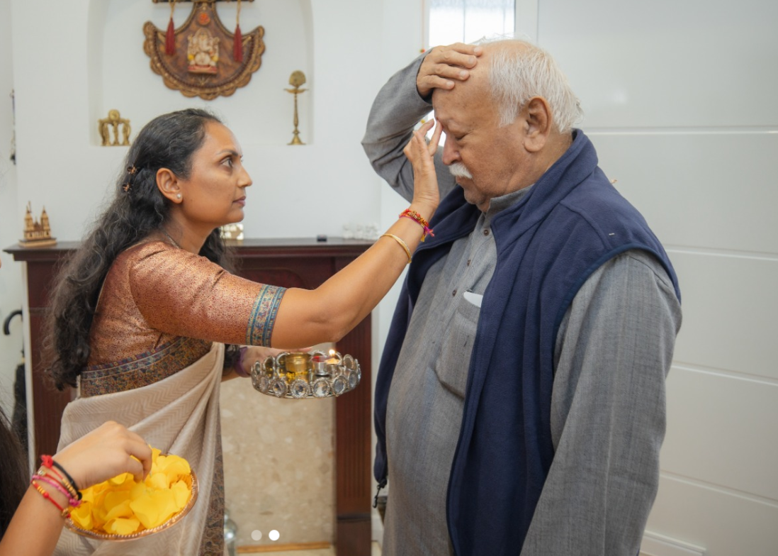 RSS प्रमुख बोले- हिंदू सोच में अपनापन सबसे ऊपर: लोग अपनी कर्मभूमि के प्रति ईमानदार रहें; ब्रिटेन के प्रति वफादार रहते हुए भारत की सेवा करें भागवत का लंदन में भारतीय समुदाय के लोगों ने तिलक लगाकर स्वागत किया था।