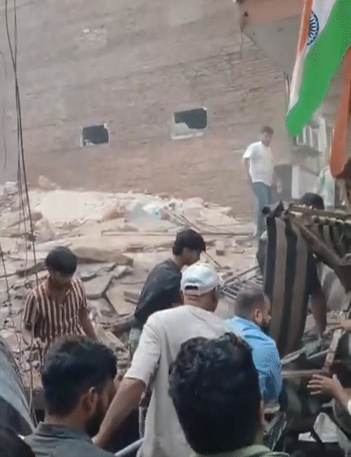 हादसे के बाद पूरी बिल्डिंग मलबे में बदल गई।