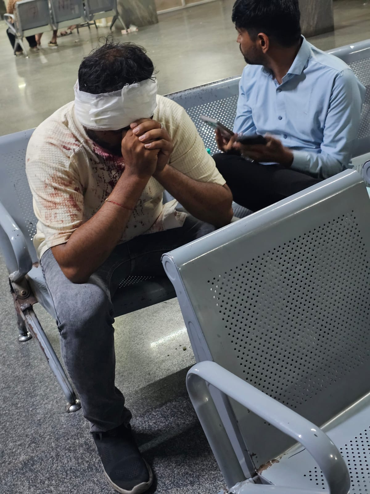 टूरिस्ट जयेश पटेल के सिर में गंभीर चोट आई है।