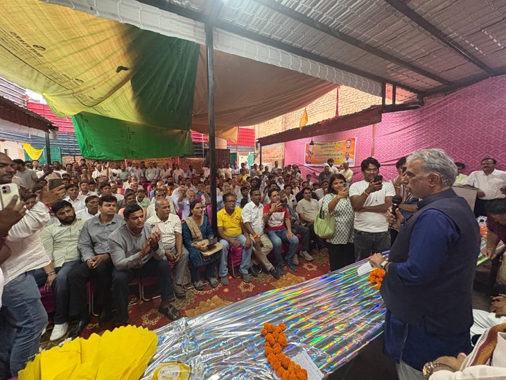 कार्यक्रम को संबोधित करते हुए मंत्री कृष्णपाल गुर्जर।