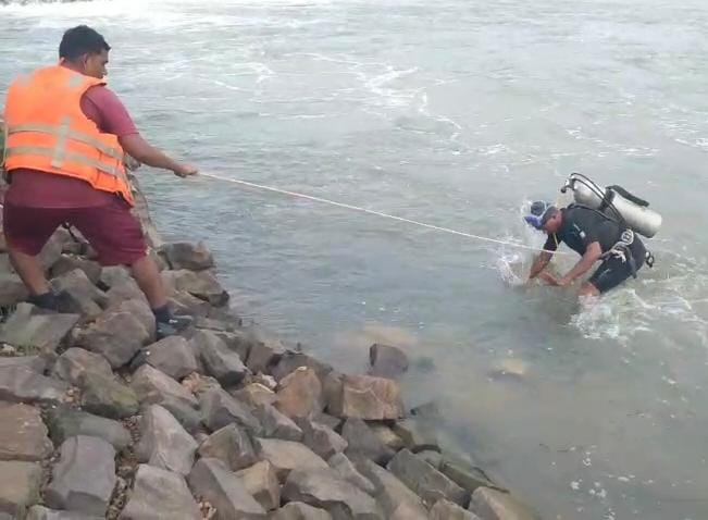 युवक की तलाश कर रही एसडीआरएफ की टीम।