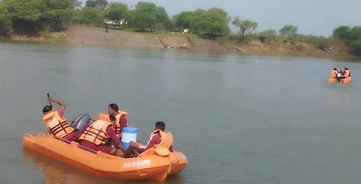 शनिवार करीब शाम 6 बजे से युवक नदी में लापता है।