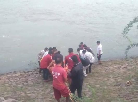 आज सुबह फिर से एसडीआरएफ की टीम ने रेस्क्यू शुरू किया।