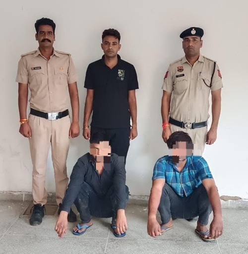 पुलिस टीम के साथ आरोपी।