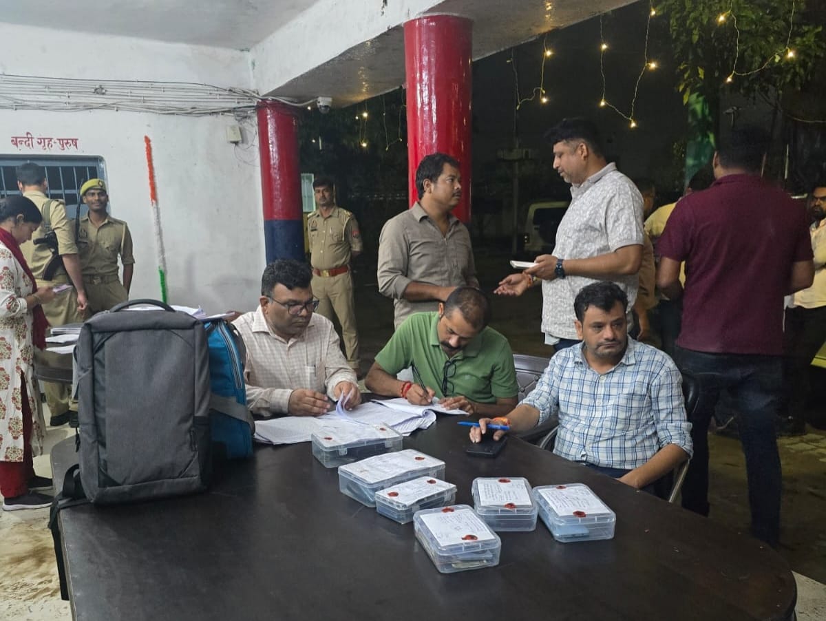 कार्रवाई के दौरान टीम ने सात मोबाइल फोन और 11,140 रुपए नकद भी बरामद किए।