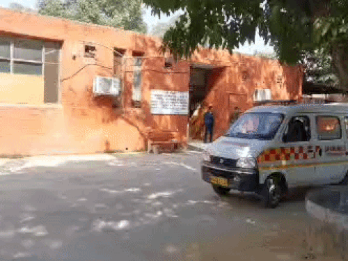 पीजीआई के डेड हाउस में मृतक के शव को पोस्टमॉर्टम के लिए लाया गया।