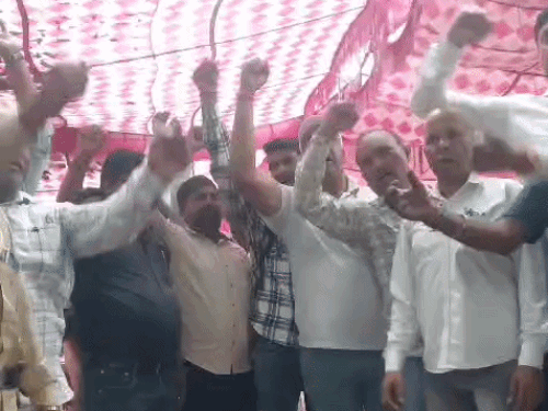 सफाई कर्मियों ने सरकारी आदेशों की प्रतियां जलाई, 13 को कुरुक्षेत्र में होगी पंचायत|रोहतक,Rohtak - Dainik Bhaskar