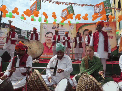 अंतरराष्ट्रीय नगाड़ा वादक नाथूराम सोलंकी की टीम की ओर से विशेष प्रस्तुति दी।