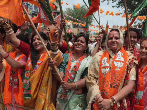 भाजपा कार्यकर्ताओं में सीएम विजिट को लेकर जोश दिखा। बड़ी संख्या में महिलाएं भी पहुंचीं।