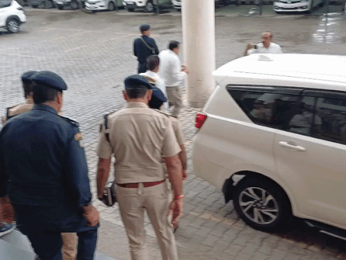 पानीपत के निर्वतमान एसपी भूपेंद्र सिंह को विदाई देते सभी अधिकारी एवं नवनियुक्त एसपी मेधा भूषण।