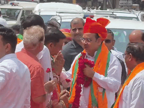 अजमेर पहुंचने पर भाजपाइयों ने सीएम भजनलाल शर्मा का स्वागत किया।
