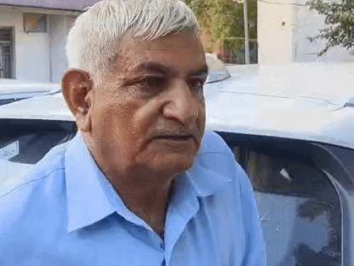 मृतका पिंकी के पिता रामनिवास, जानकारी देते हुए।