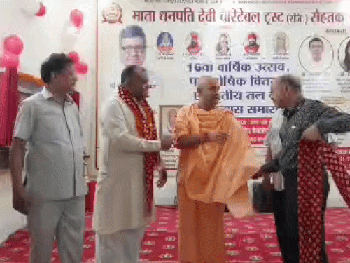 रोहतक में कार्यक्रम में महामंडलेश्वर स्वामी राघवेंद्र भारती को सम्मानित करते हुए। - Dainik Bhaskar