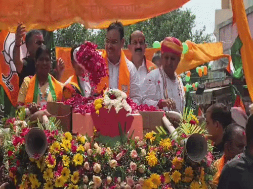 अजमेर में रोड शो के दौरान जगह-जगह मुख्यमंत्री का स्वागत किया गया।