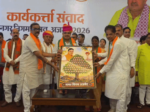 सीएम ने भाजपा पदाधिकारियों और कार्यकर्ताओं के साथ बैठक की।