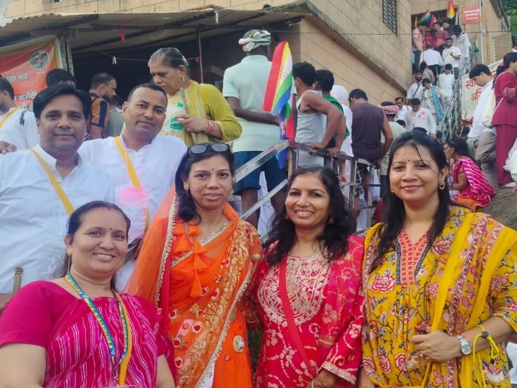 सम्मेद शिखरजी पर्वत पर सामूहिक चरण वंदना करते हुए टोंक के तीर्थयात्री