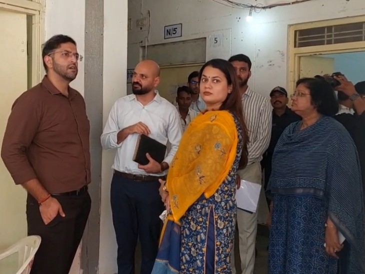 पर्यवेक्षक IAS सौरभ स्वामी ने कलेक्टर टीना डाबी के साथ मतदान केंद्रों का भी निरीक्षण किया।