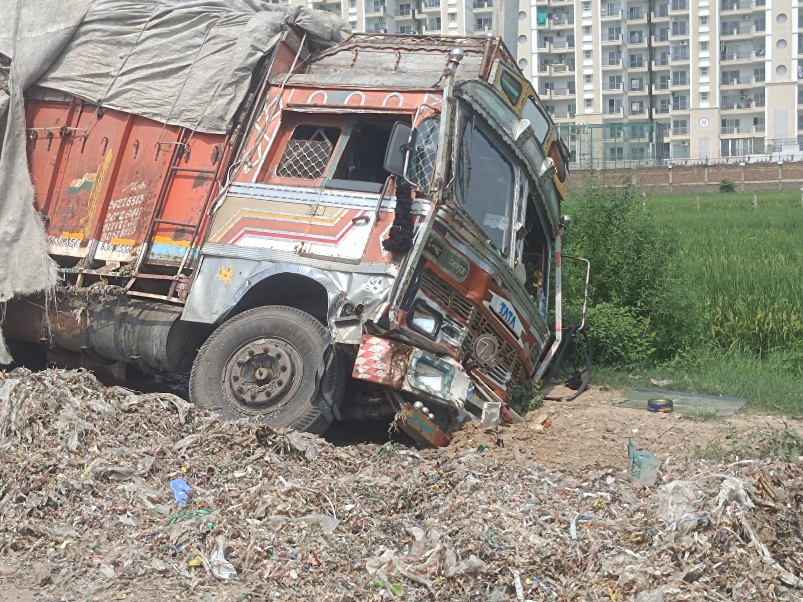 एक वाहन सड़क के दूसरी साइड जाकर गिरा