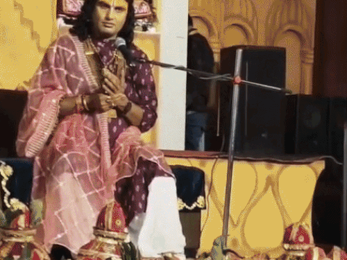 अनिरुद्धाचार्य से बातचीत करती हुई युवती।