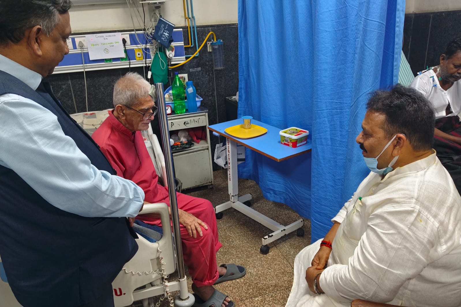 मुख्यमंत्री के आदेश पर निदेशक और मंत्री मिलने पहुंचे।