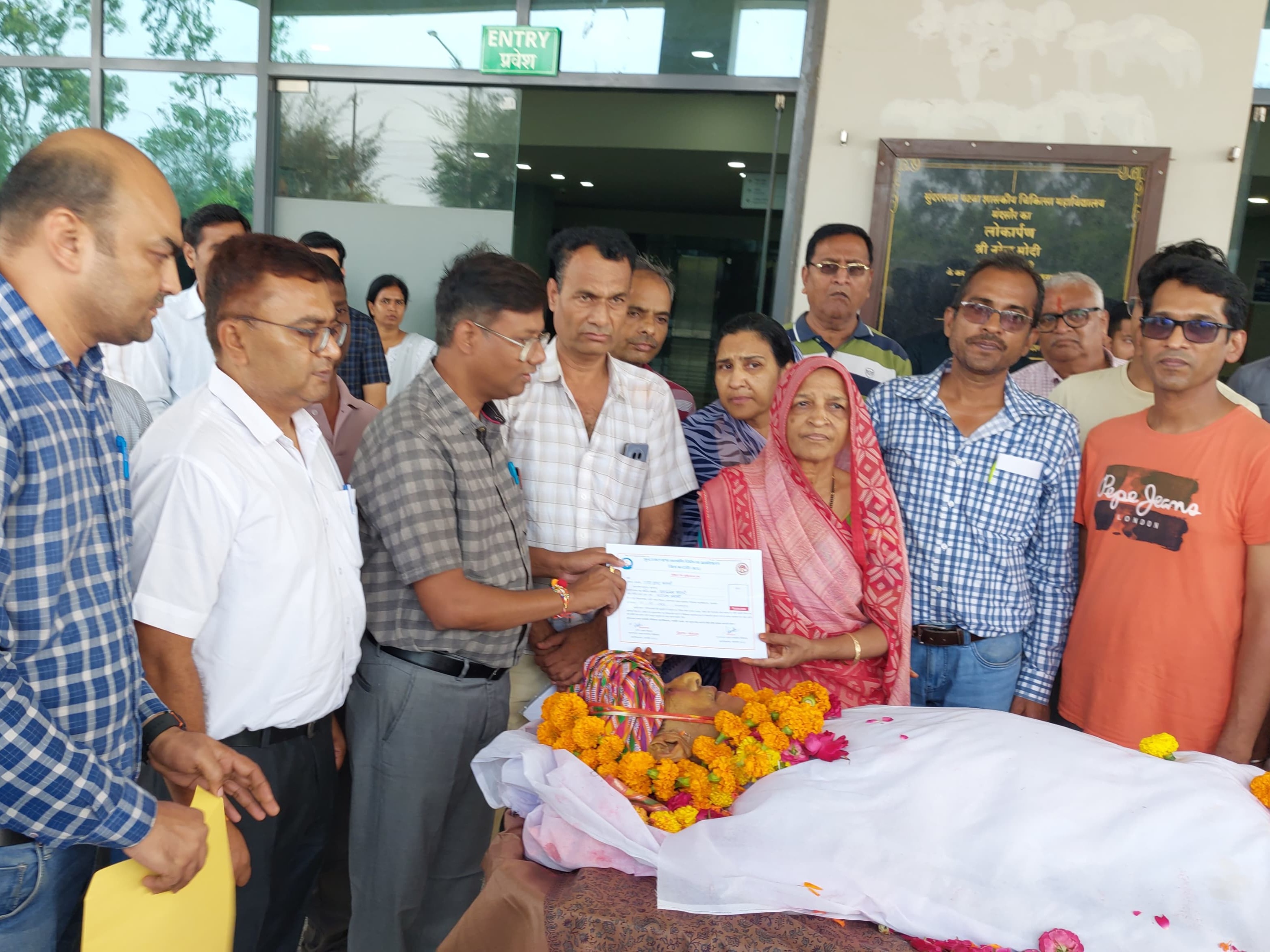 अंगदान के बाद प्रमाण पत्र लेते परिजन।