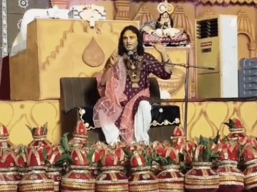 युवती के सवालों का जवाब देते अनिरुद्धाचार्य।