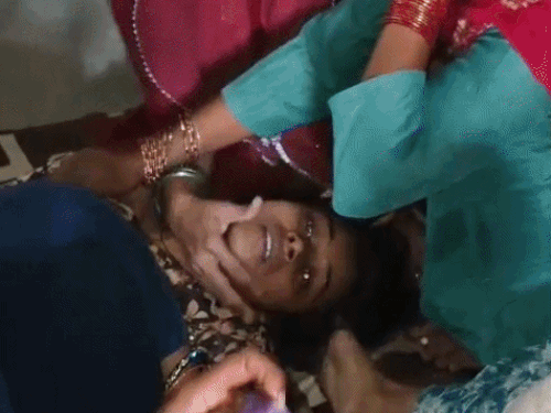 भाई का शव देखकर बेसुध हुई छोटी बहन।