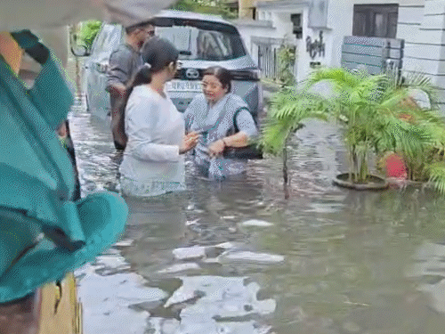 Heavy rain fell in Bareilly on Monday. As a result, several upscale areas, including Rajendra Nagar, Patel Nagar, and Civil Lines, were flooded.