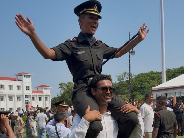 भारतीय सेना में लेफ्टिनेंट के तौर पर कमीशन मिलने के बाद खुशी मनाते हुए अदिति।