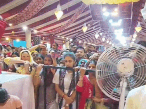 कथा में मौजूद अन्य श्रद्धालु।