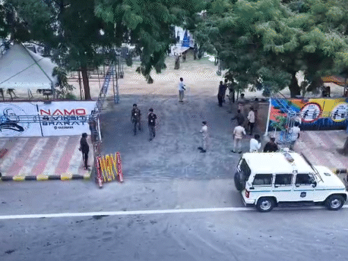 वडोदरा में साबरमती नदी के पास तैयार हो रहा पीएम मोदी का मंच।