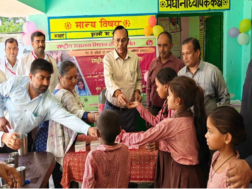 प्राथमिक स्कूल में बच्चों को दवा दी गई।