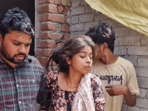 भाई शव देकर विलाप करतीं बहन को लेकर जाते परिजन।