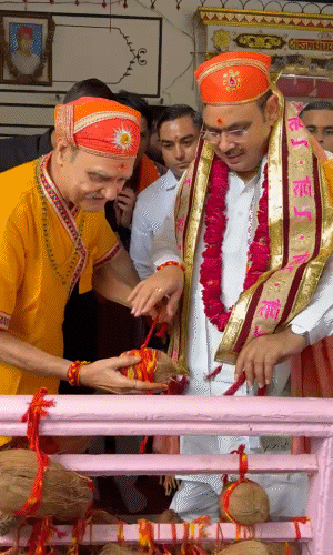 सीएम भजनलाल शर्मा ने अलवर में जगन्नाथ मंदिर में दर्शन करने के बाद नारियल बांधा।