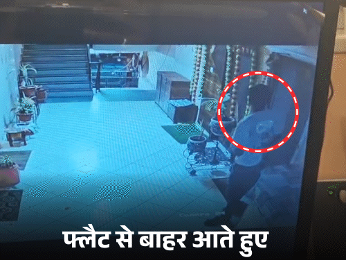 ये तस्वीर शनिवार रात 11:28 बजे की है। कारोबारी के फ्लैट से विशाल पहले बाहर निकला। उसके बाद साथी राज किशोर मुंह छिपाते हुए बाहर आया।
