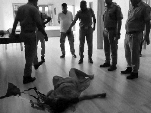 घटना की सूचना पर पहुंची पुलिस ने मामले की जांच की।