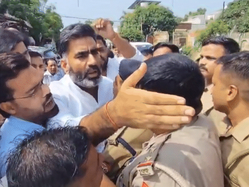 सहारनपुर आ रहे सपा विधायक अतुल प्रधान को पुलिस ने मेरठ में हाउस अरेस्ट कर लिया गया।