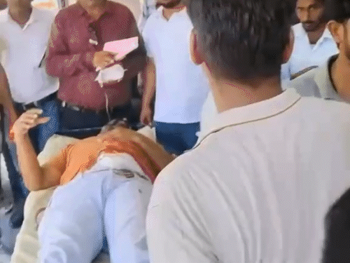 वारदात के बाद स्थानीय व्यापारियों ने मनीष को हॉस्पिटल पहुंचाया।