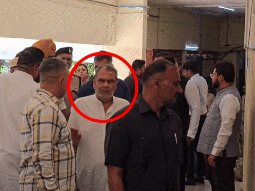 ED की गिरफ्त में अदालत में पेशी के लिए जाते हुए संजीव अरोड़ा। फाइल फोटो।