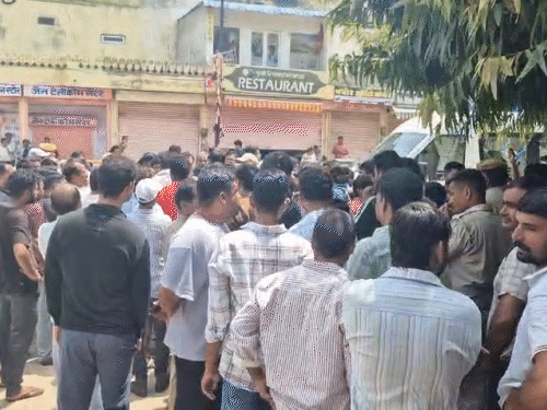 लोगों ने आरोपियों की गिरफ्तारी की मांग को लेकर आमेर से कुण्डा जाने वाली मुख्य सड़क पर प्रदर्शन किया। लोगों ने थाने का घेराव भी किया।