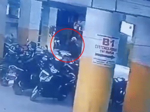 हादसे से पहले मॉल की पार्किंग में बाइक पार्क कर हेलमेट उतारते हुए मृतक अभिनव राज।