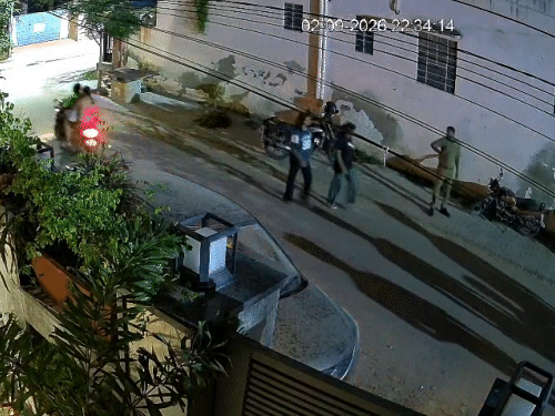 इस दौरान एक पुलिसकर्मी बाइक की निगरानी करता रहा।